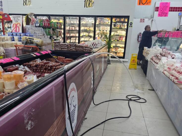 Olores fétidos mientras destapan drenaje carnicería de mercado en SLRC