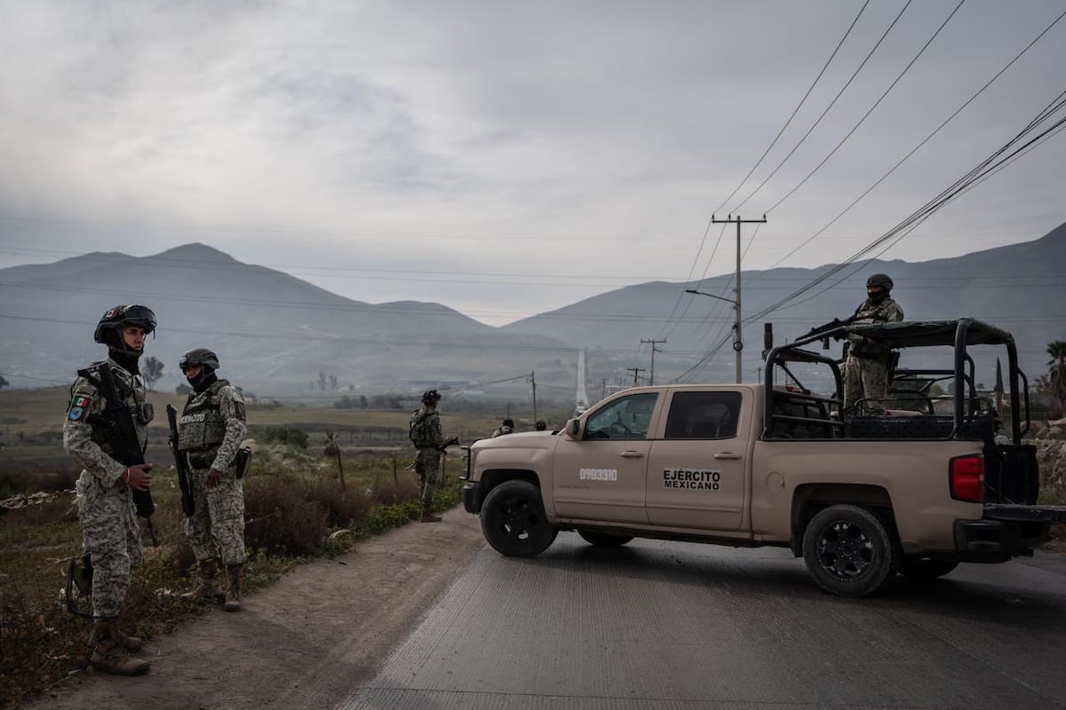 Los cuerpos estaban maniatados y con huellas de violencia; el hallazgo provocó cierre vial y congestionamiento matutino. Foto: Border Zoom