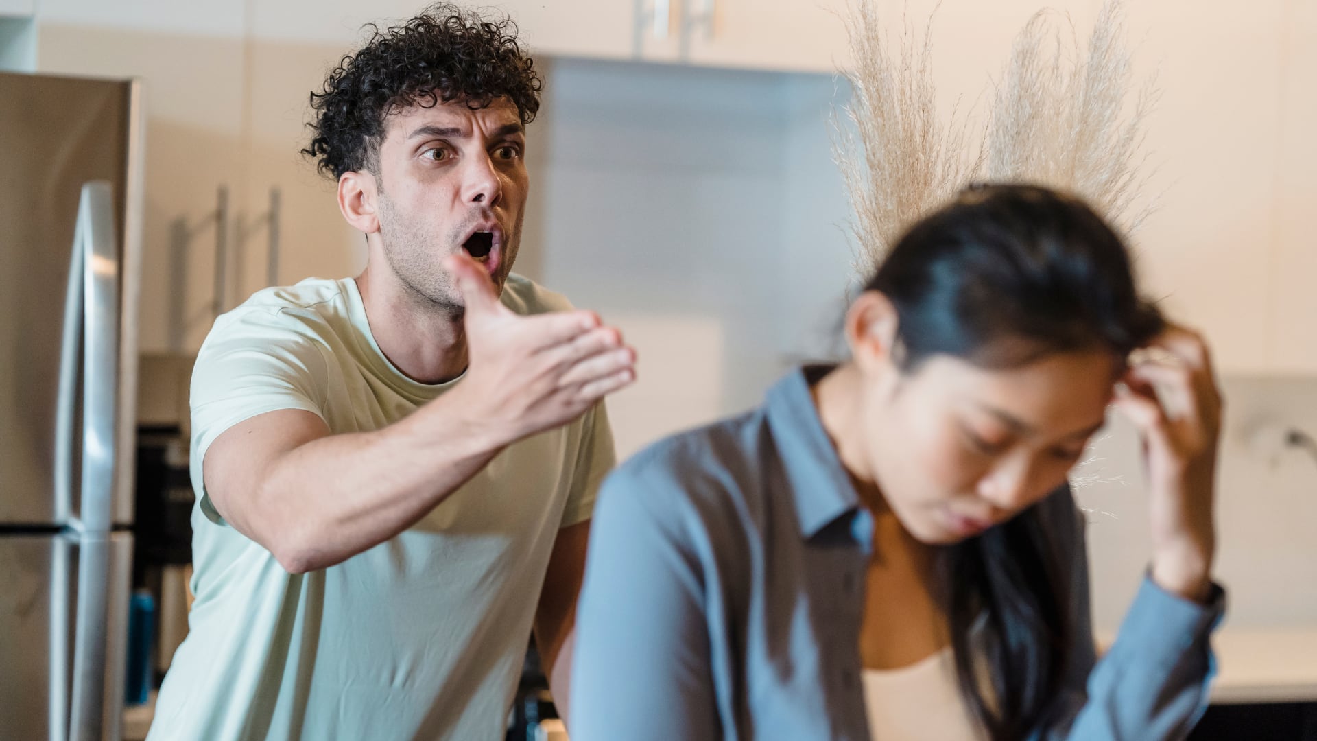 Amenazar con separarse durante discusiones de pareja puede ser una forma de manipulación emocional, según expertos en psicología/Foto: Canva