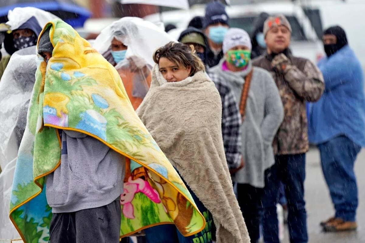 Atribuyen muerte de 70 personas por frío y corte de electricidad