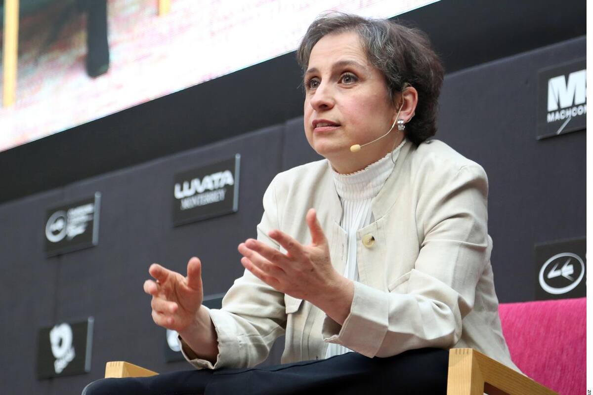 Carmen Aristegui se convierte en tendencia por imagen compartida de la Marcha del Millón