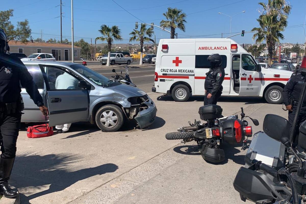 Se impacta motocicleta de agente municipal contra camioneta en Rosarito