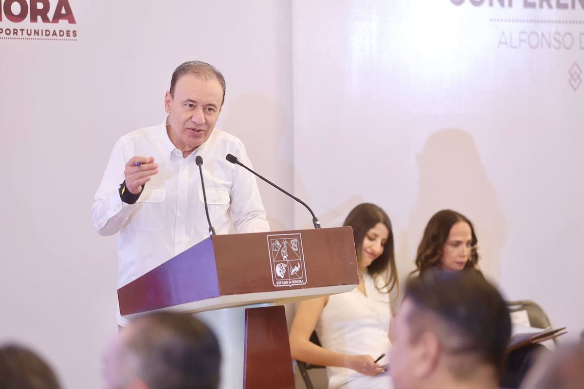 El gobernador Alfonso Durazo durante la conferencia de ayer.