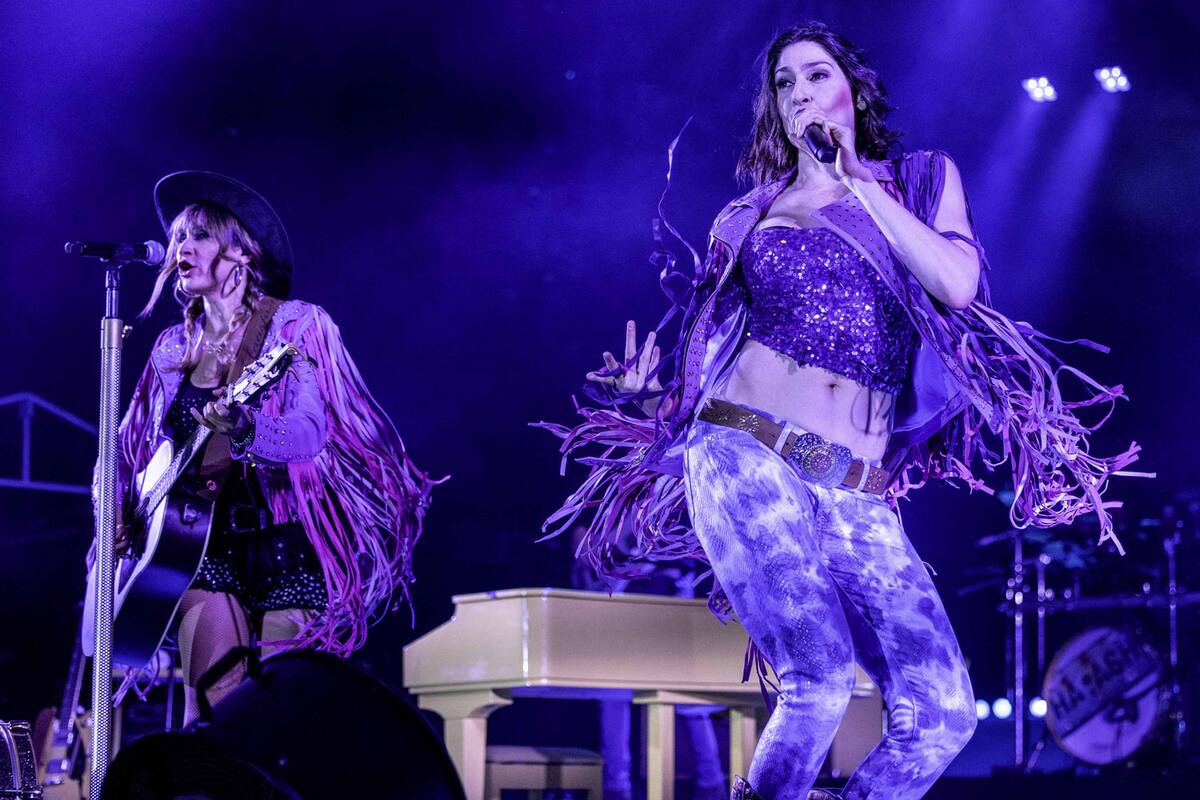 Con mucha interacción con el público y poniendo a prueba sus pasos de baile, las Ha Ash interpretaron su reciente disco “El cielo te mandó para mi”.