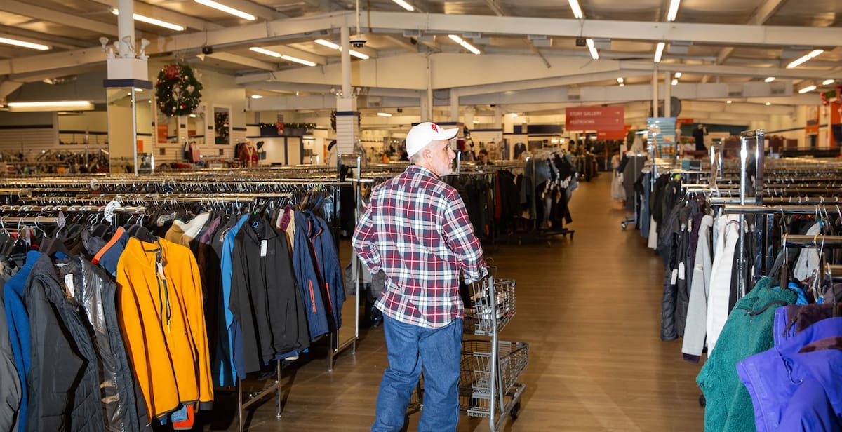 Miles de maletas perdidas por aerolíneas estadounidenses terminan en la tienda Unclaimed Baggage en Scottsboro, Alabama. / Austin Steele-CNN