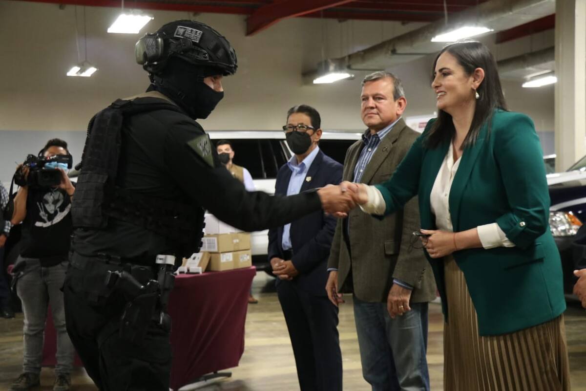 Entrega Karla Ruiz Macfarland equipamiento a elementos de la Policía Municipal
