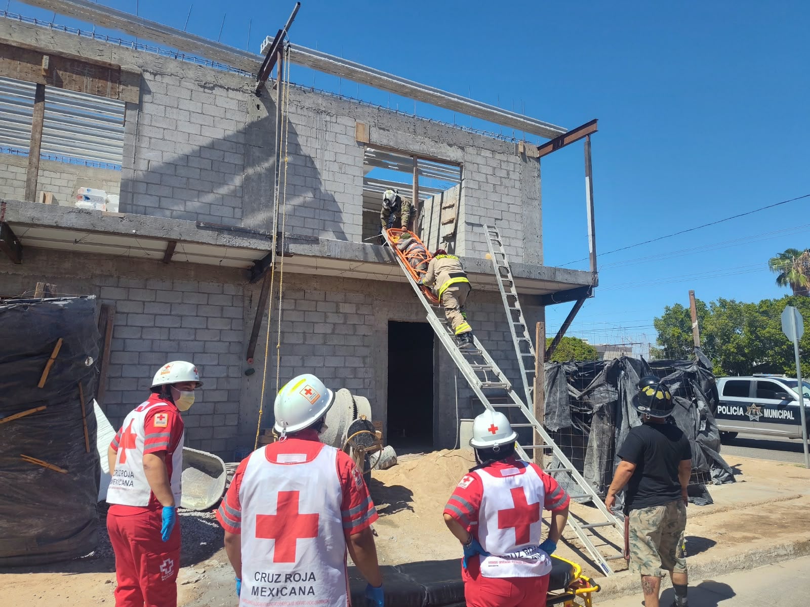 Bomberos Voluntarios, en coordinación con personal de Cruz Roja, atendieron el accidente de trabajo. Foto: Cortesía