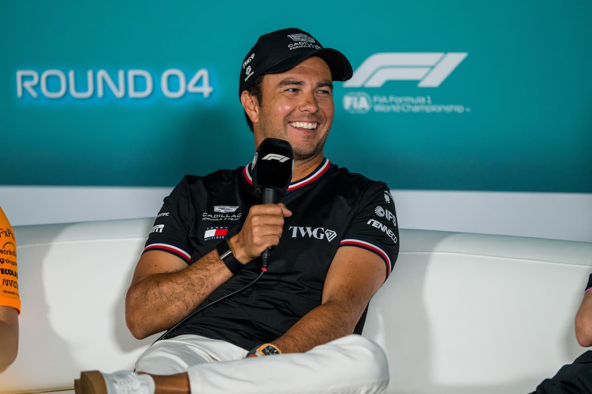 'Checo' Pérez, piloto de Cadillac, hablando con la prensa. (AP Photo/Danny Karnik)