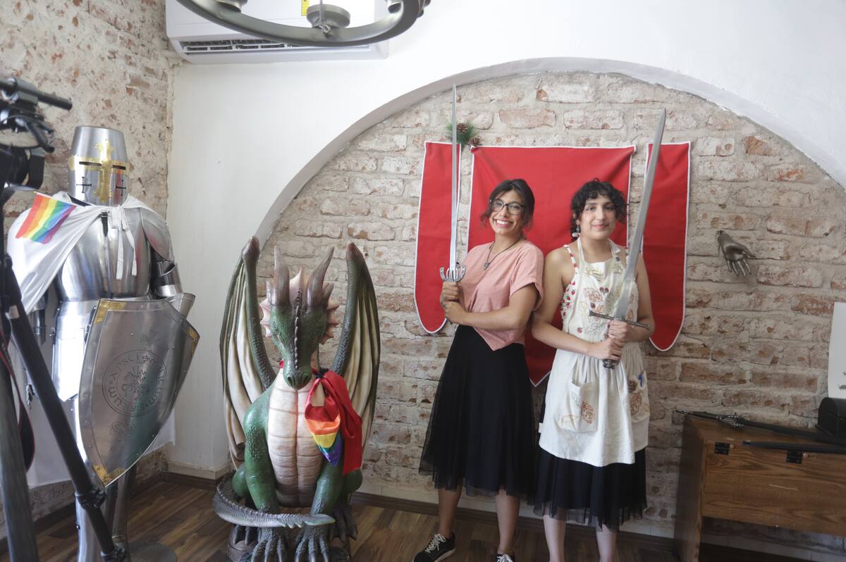 En este café pueden apreciarse desde desde adornos hechos a mano
hasta armaduras de tamaño real. FOTO: TEODORO BORBÓN