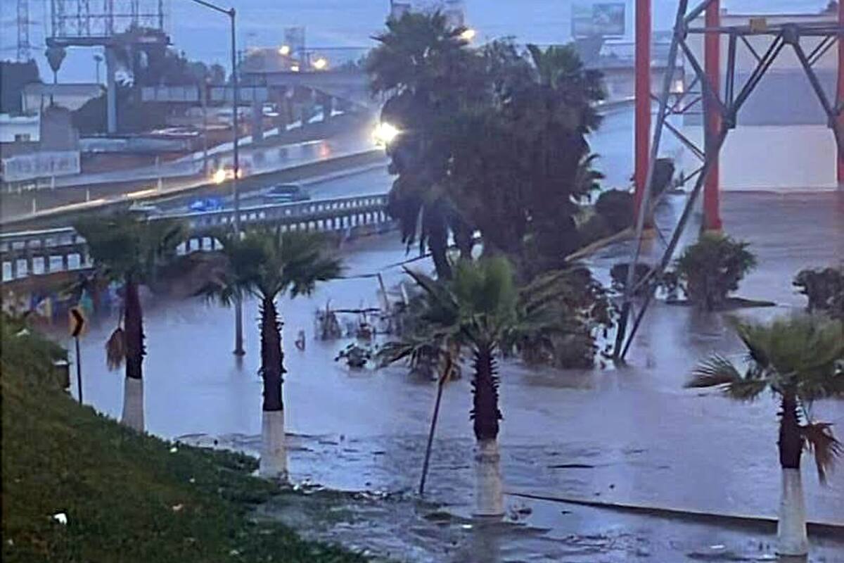 Cierran acceso a la Escénica por Nodo Pemex en Rosarito tras inundación