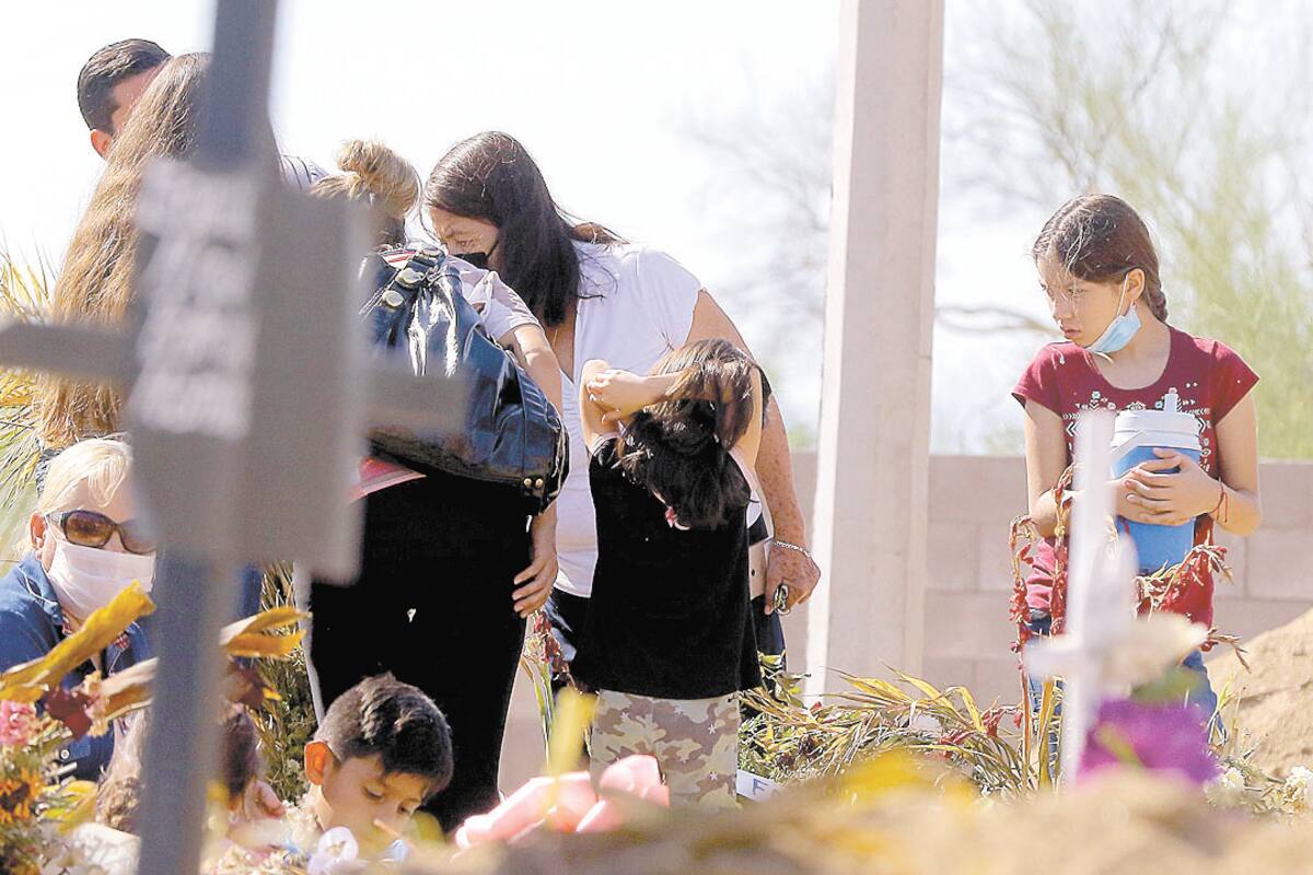 Familias abarrotan cementerios por cierre ante Covid