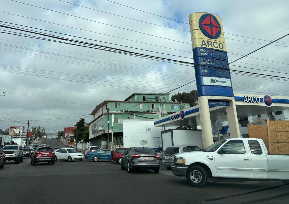 Las estaciones de gasolina de la zona Centro de Tijuana mostraban largas filas de automóviles.