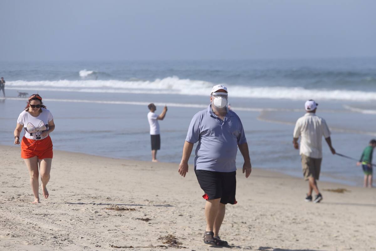 Miles visitan playas de Rosarito
