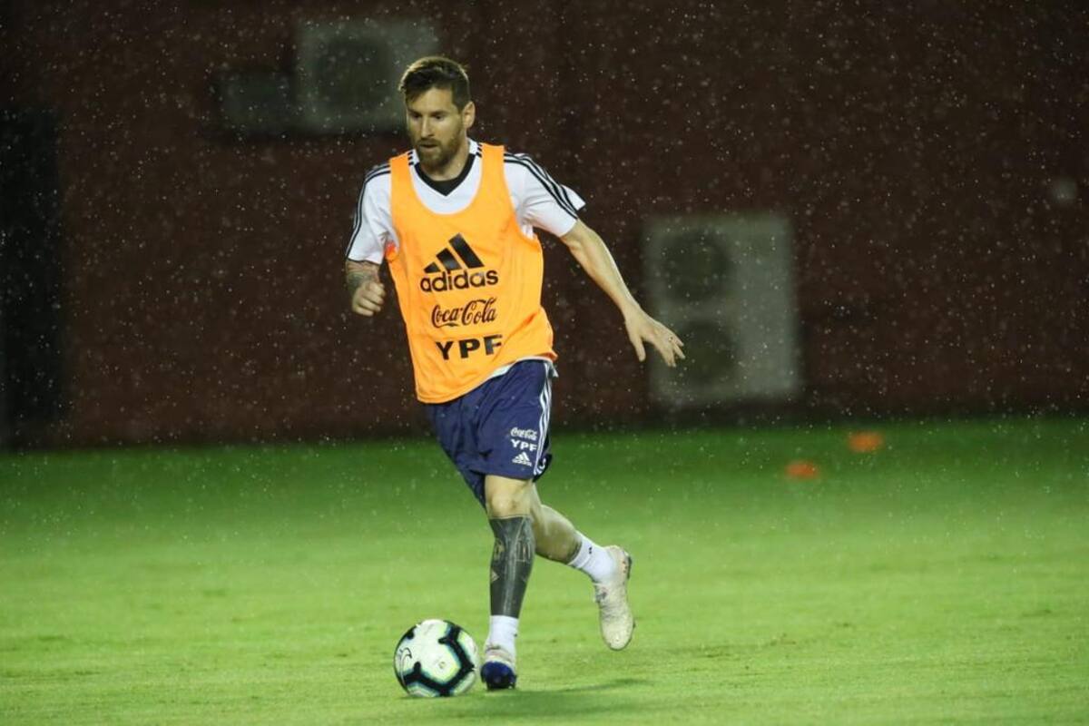 El pequeño brasileño que rompió en llanto tras saludo de Messi