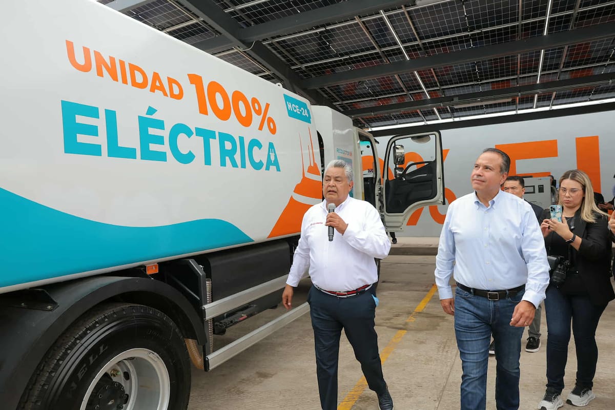 Antonio Astiazarán entregó 25 camiones eléctricos de recolección de basura