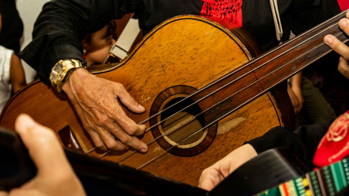Riña por presunta falta de pago a mariachis en Guadalajara dejó a un hombre herido y una guitarra destrozada utilizada como arma de defensa