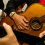 Riña por presunta falta de pago a mariachis en Guadalajara dejó a un hombre herido y una guitarra destrozada utilizada como arma de defensa