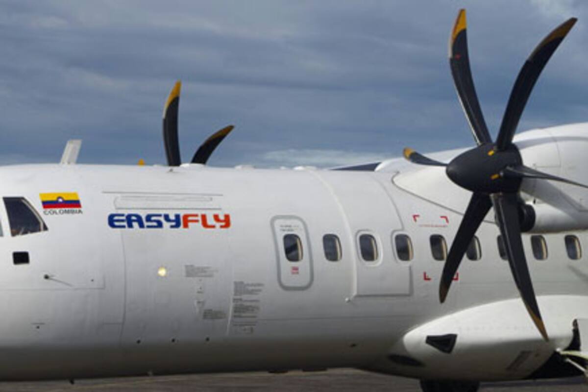 Avión choca contra un puente de embarque en un aeropuerto