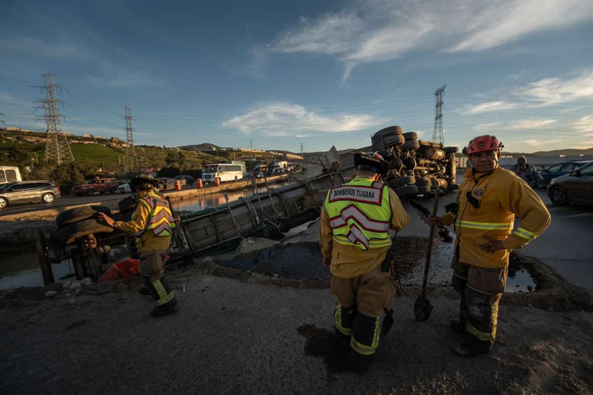El conductor de la unidad perdió el control lo que provocó que la pipa terminara volcada. Foto: Border Zoom