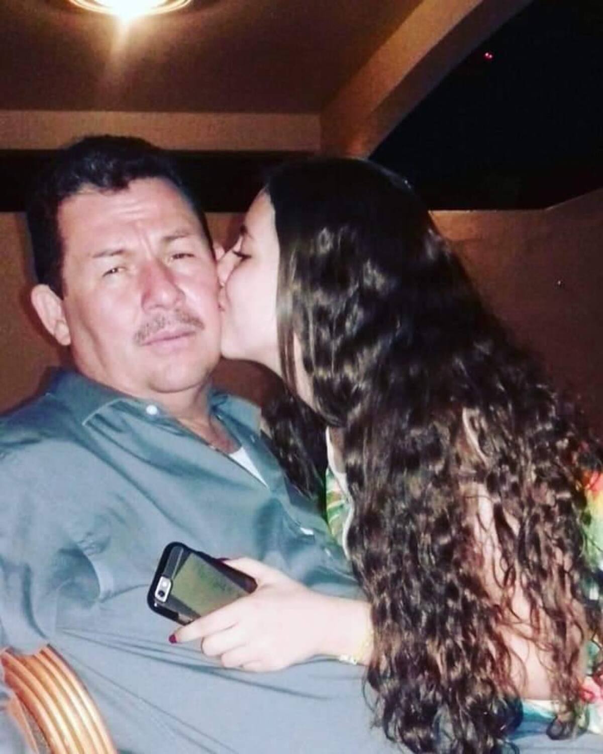 Clarissa María regala un beso a su papá el doctor Ramón Leyva Valdez.