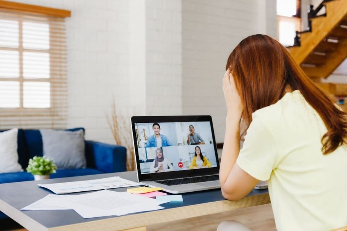 Trabajadora remota en Londres gana demanda histórica por discriminación por discapacidad contra empresa que la obligaba a encender la cámara en juntas virtuales y recibirá una indemnización