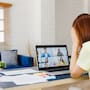 Trabajadora remota en Londres gana demanda histórica por discriminación por discapacidad contra empresa que la obligaba a encender la cámara en juntas virtuales y recibirá una indemnización