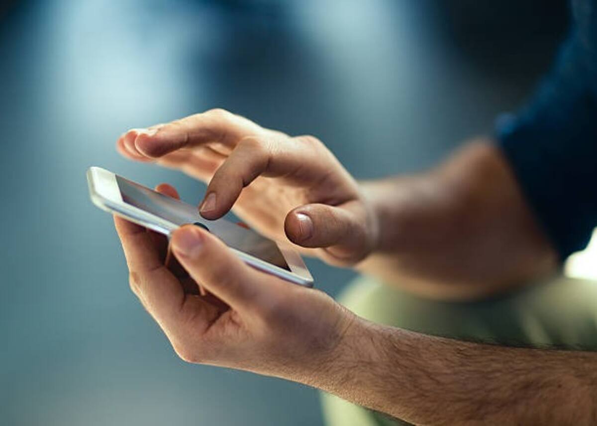 La psicóloga Melissa Greenberg, del Centro de Psicoterapia Princeton, sugirió que “los padres podrían buscar escuelas para sus hijos con políticas más estrictas sobre los smartphones en el campus”, y también iniciar conversaciones comunitarias para acordar límites conjuntos. Foto: Archivo.