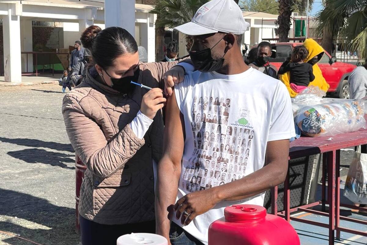 Logran vacunar a diez haitianos en primera jornada