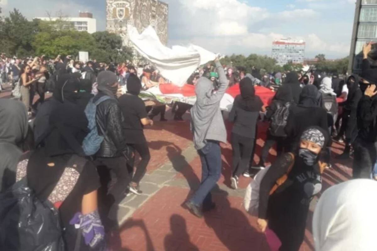 Queman Bandera mexicana en rectoría de la UNAM