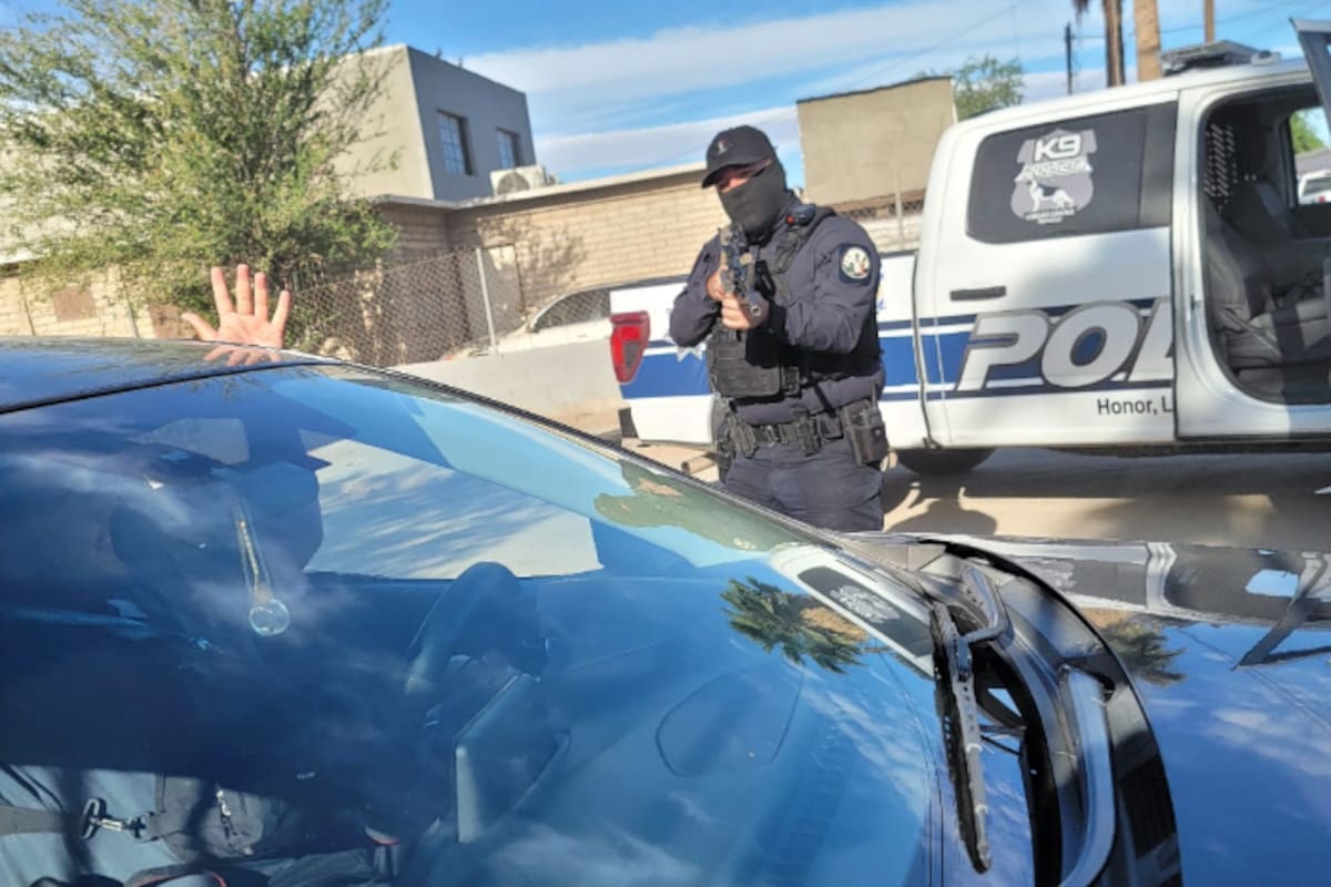 Encañonan policías de Mexicali a miembros de la prensa