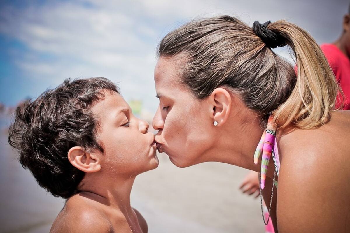 ¿Besas a tu hijo en la boca? El IMSS recomienda no hacerlo por estas razones