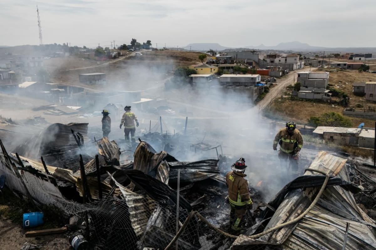 Fuerte incendio consume casa en la Lomas de San Antonio; un joven resulta con quemaduras