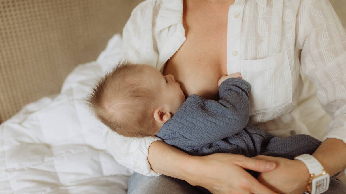 El aparato, que se coloca en el seno sin interferir con la lactancia, envía datos a una app móvil mediante señales eléctricas/Foto: Canva