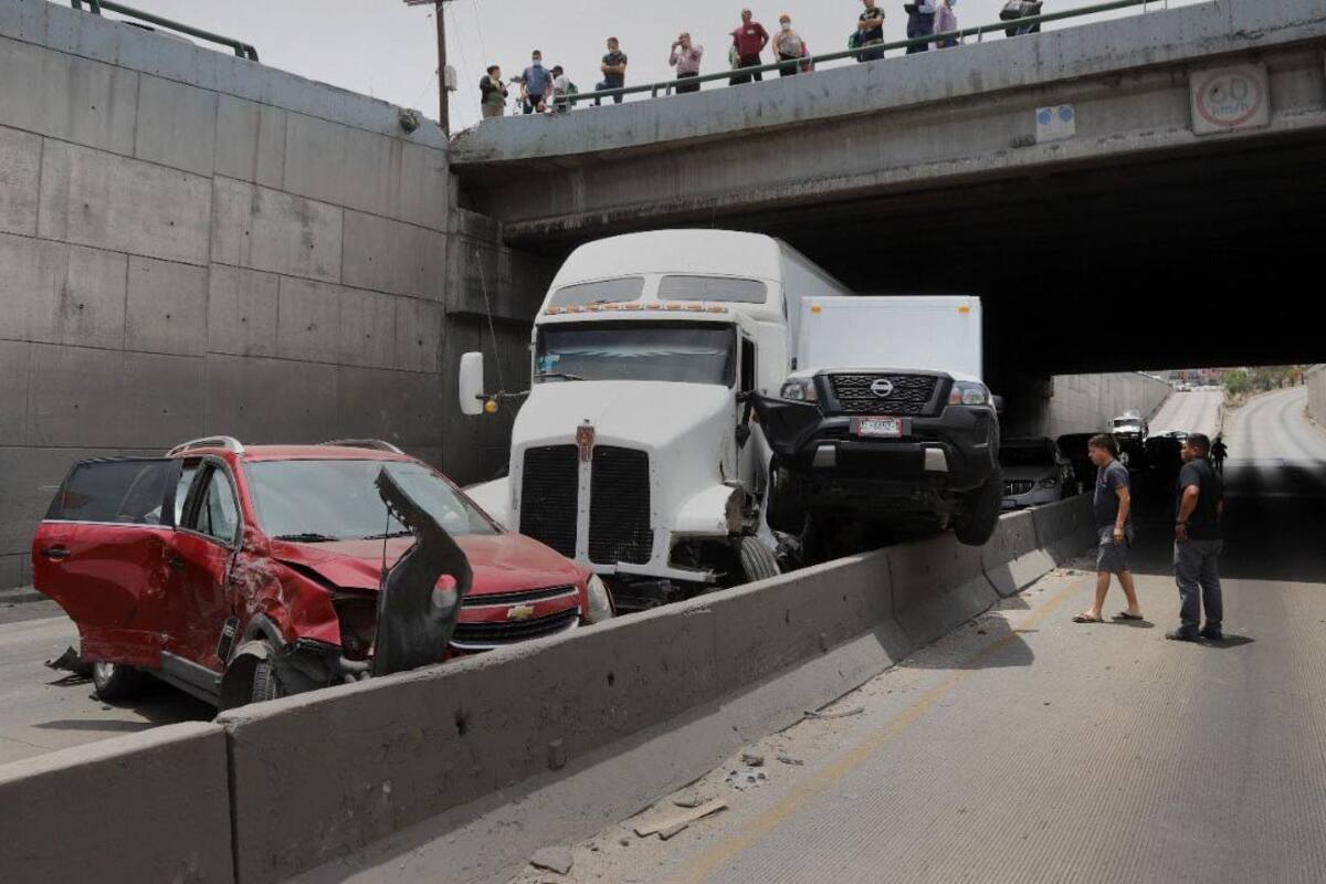 Impacta tráiler a 13 automóviles