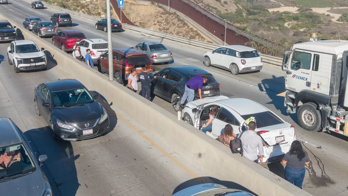 La carambola de ocho vehículos provocó largas filas en la Prolongación Calle Segunda, rumbo a Playas de Tijuana. Foto: Border Zoom