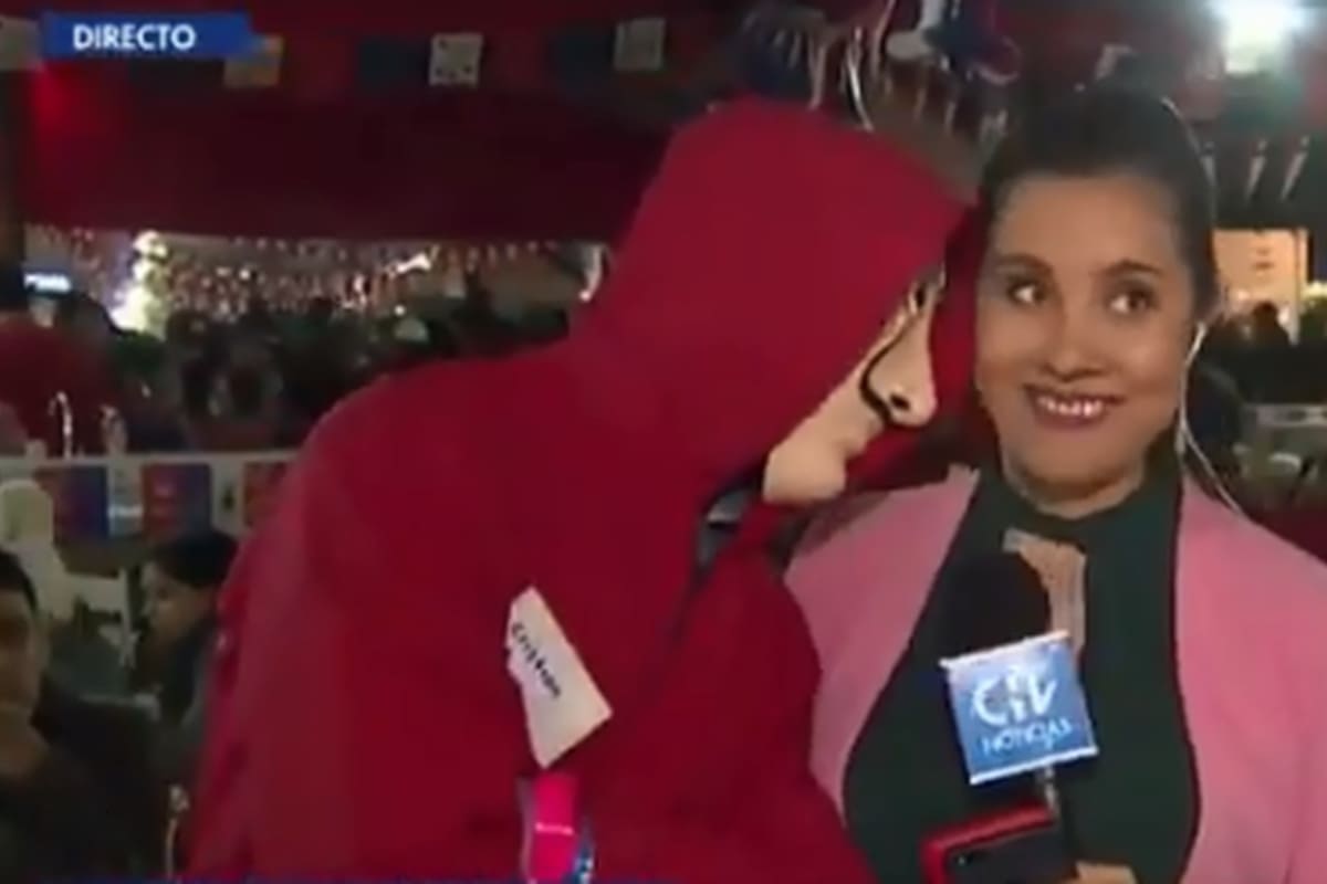 VIDEO: Reportera es acosada por hombres durante transmisión en vivo