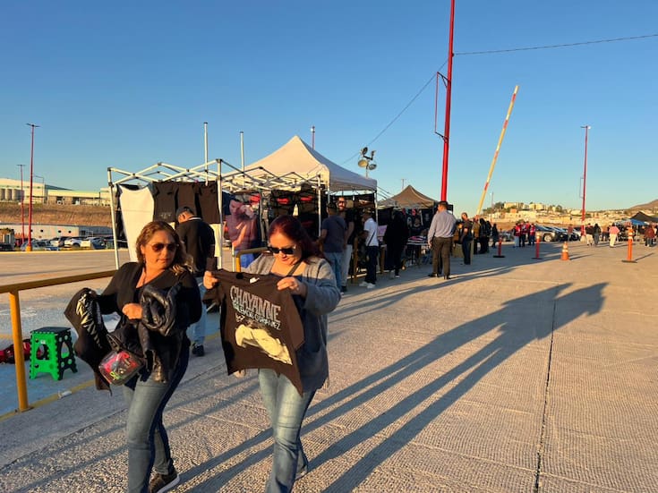 Madres e hijas ya hacen fila para conocer a Chayanne