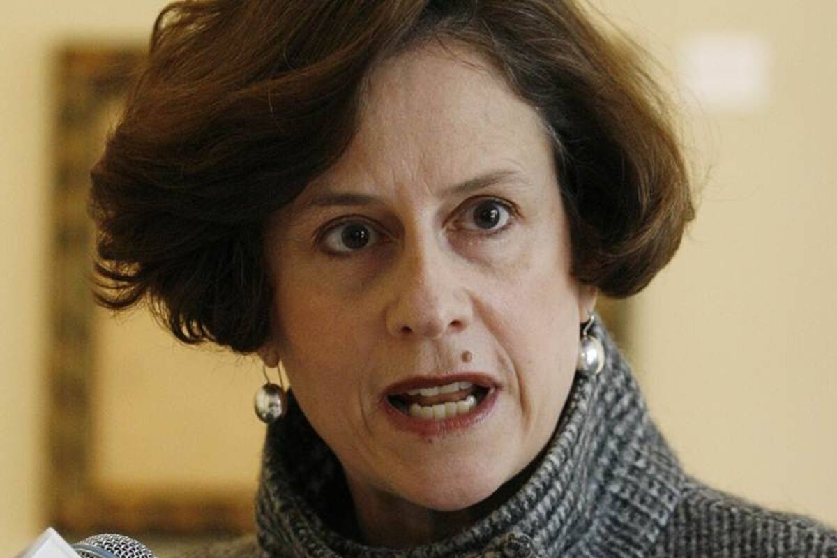 Denise Dresser acusada de burlarse de cultura indígena tras poner foto de AMLO con penacho de Moctezuma en Twitter