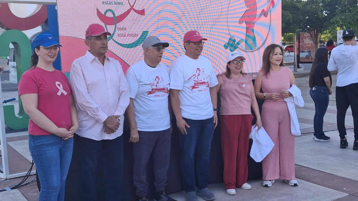 Cientos de trabajadores de distintas instituciones de salud en Sonora marcharon vestidos de rosa para impulsar la prevención y detección temprana del cáncer de mama.