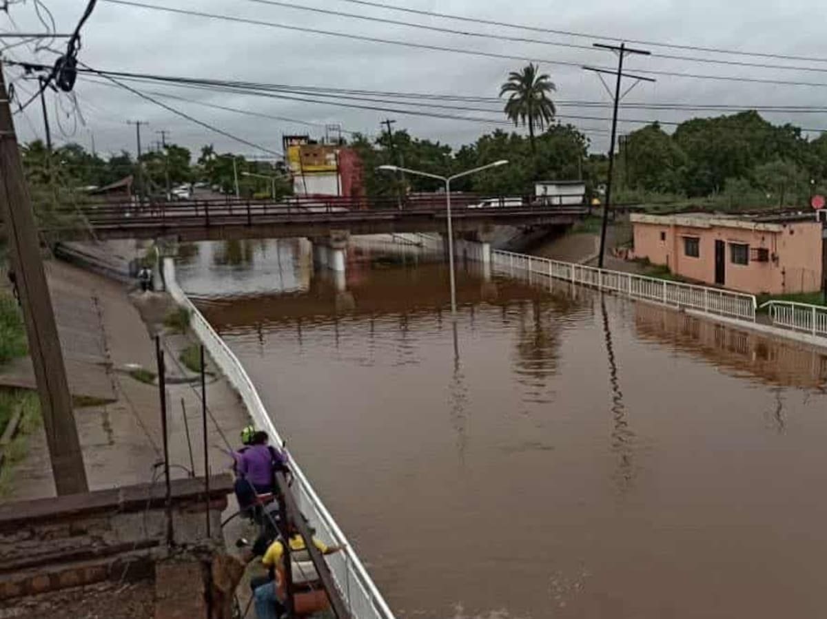 Protección Civil habilitó refugios temporales en Álamos mientras los vecinos enfrentan calles inundadas en Navojoa. FOTO: MAYRA ECHEVERRÍA