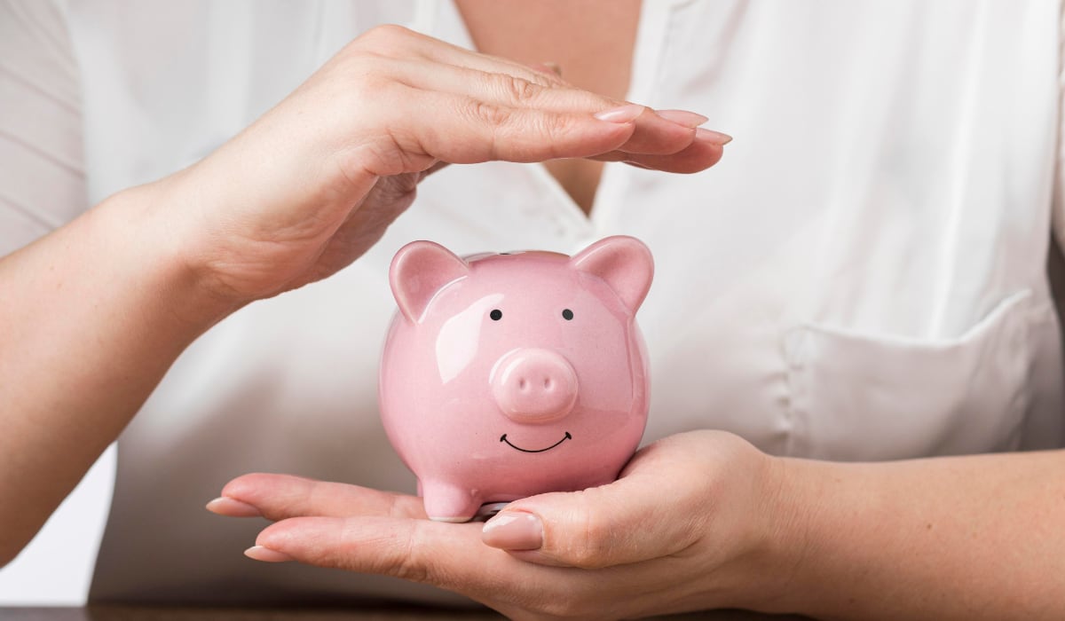 De acuerdo con datos de la Encuesta Nacional de Inclusión Financiera (ENIF) 2024 del Inegi, solo el 63% de las personas en México ahorra activamente. | Foto: Freepik