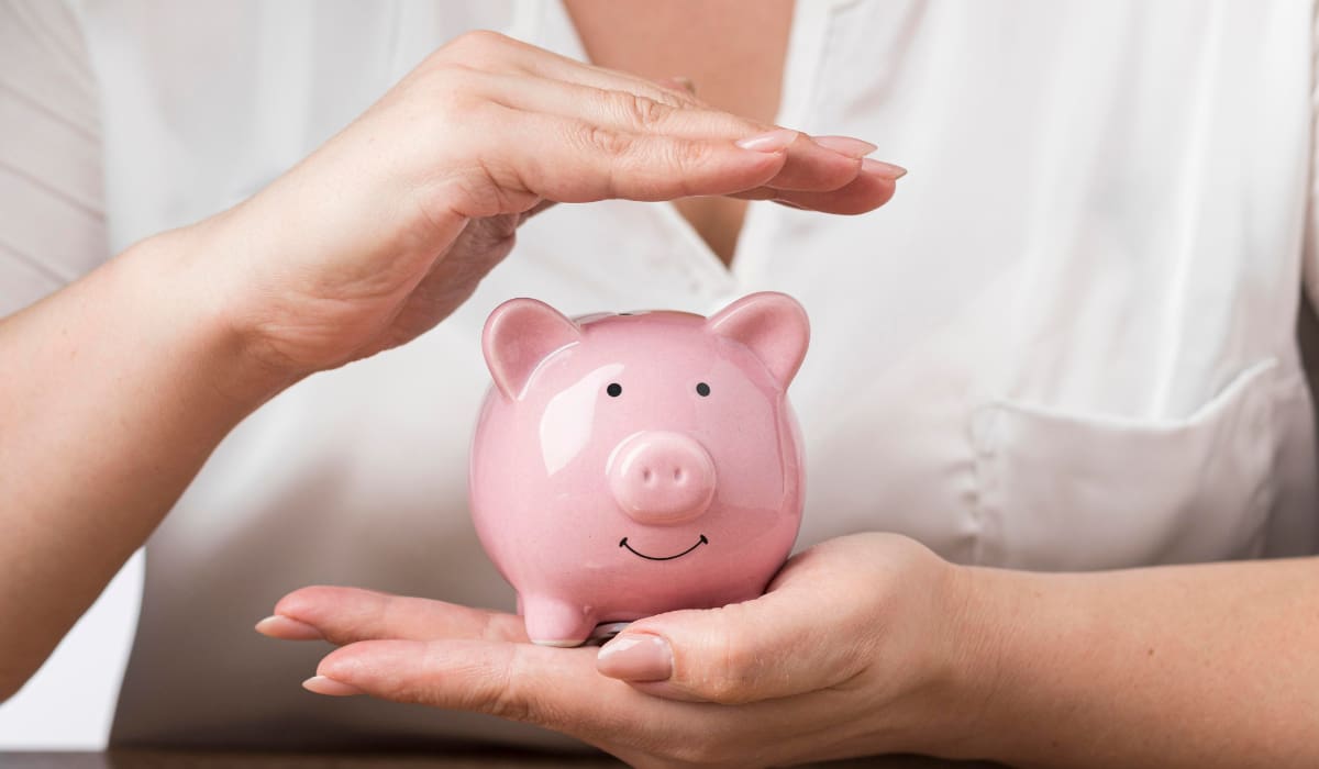 De acuerdo con datos de la Encuesta Nacional de Inclusión Financiera (ENIF) 2024 del Inegi, solo el 63% de las personas en México ahorra activamente. | Foto: Freepik