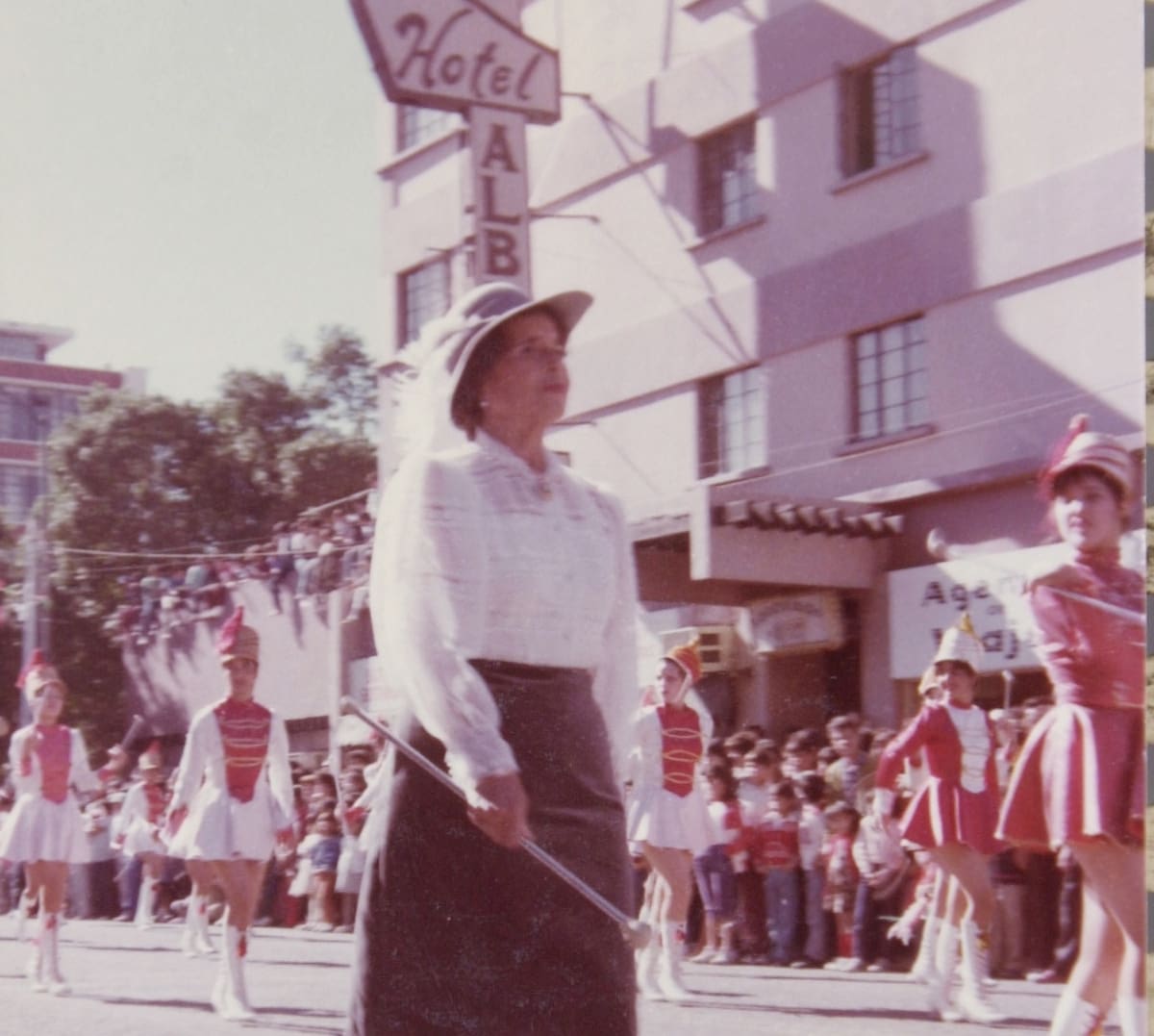 La maestra Migdelina Gil Samaniego dirigía el contingente de bastoneras de la Prevo. FOTO: BANCO DIGITAL
