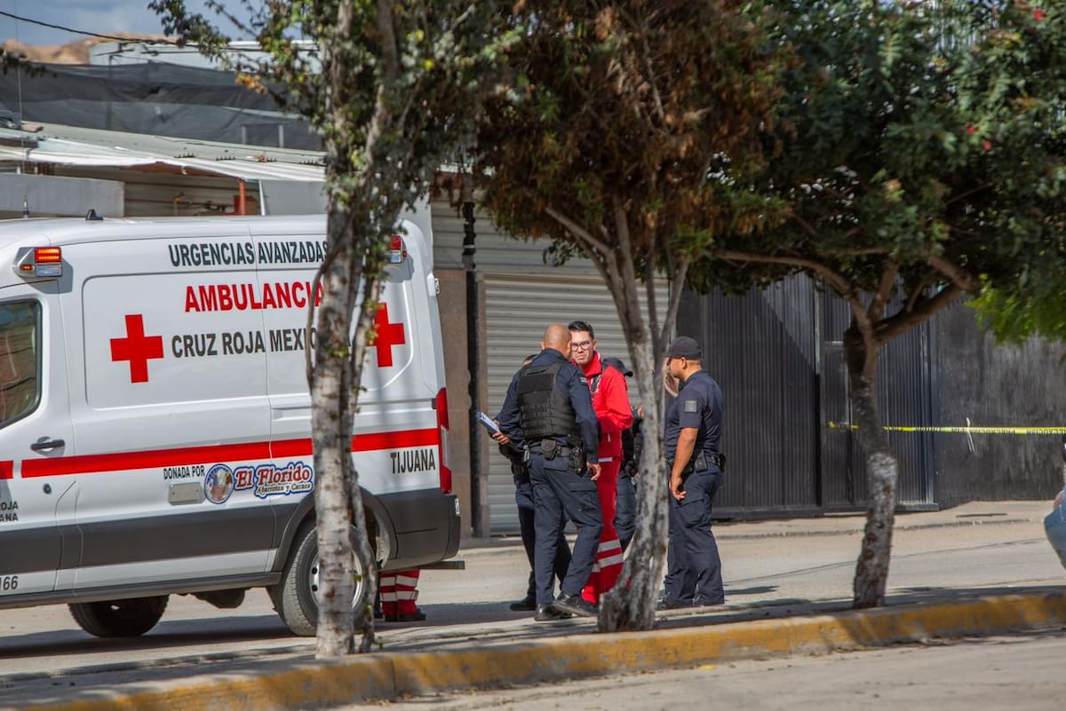 La víctima recibió un disparo en una pierna y el asaltante quedó atorado con su vehículo al intentar escapar. Foto: Border Zoom
