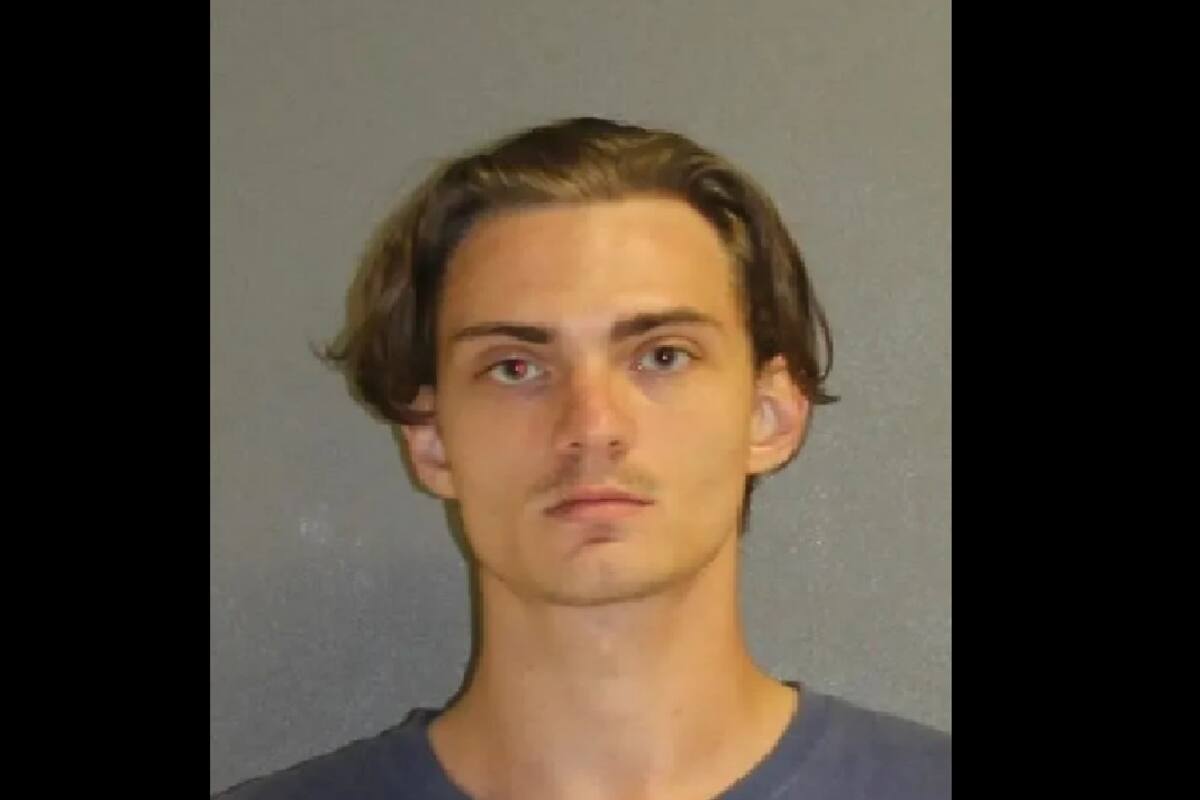 Arrestan a joven tras confesarle a ex novia querer cometer tiroteo