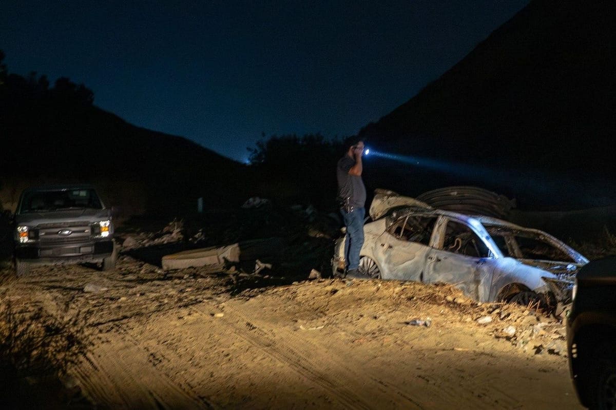 El vehículo fue encontrado en la madrugada en la colonia Macías y autoridades analizan su posible relación con un homicidio ocurrido horas antes. Foto: Border Zoom