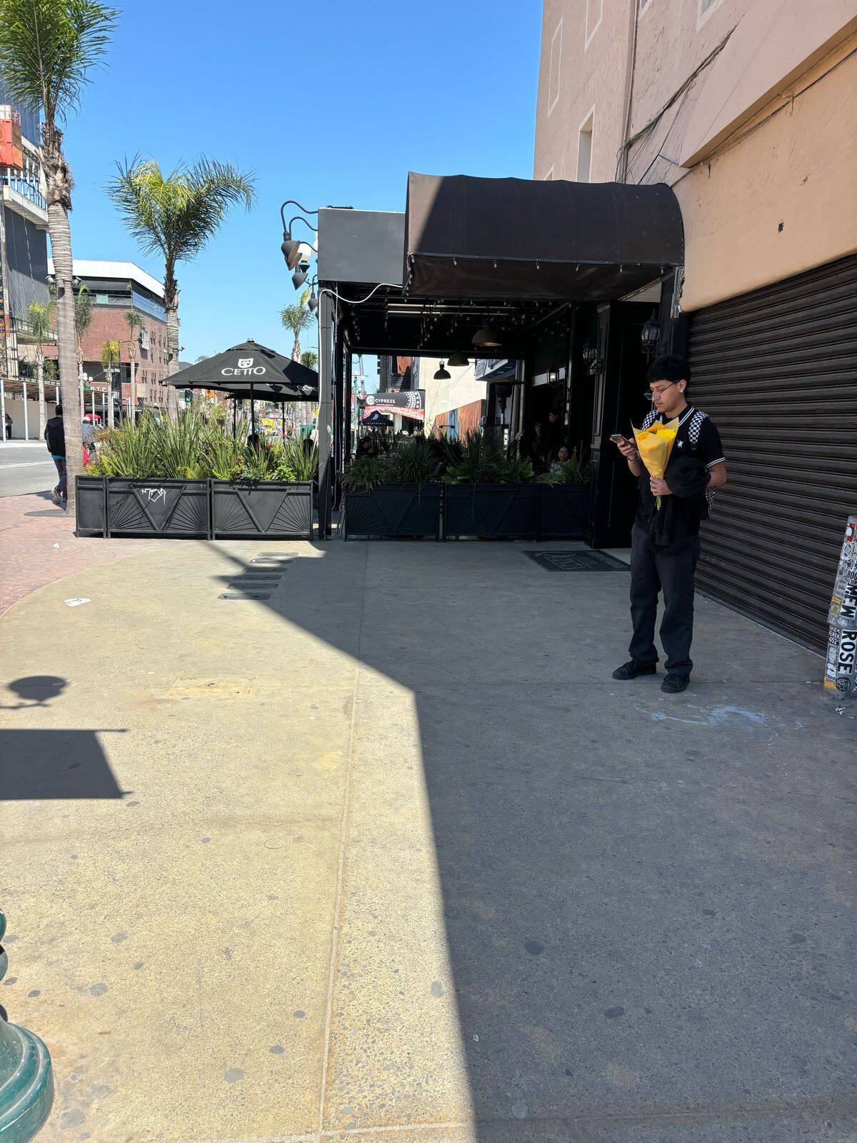 Los jóvenes son quienes siguen más la tendencia de comprar flores amarillas. Foto: Lorena Salinas