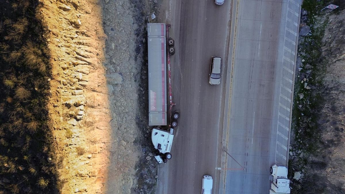 El conductor sólo presentaba algunos golpes leves que no requirieron su hospitalización. Foto: Border Zoom