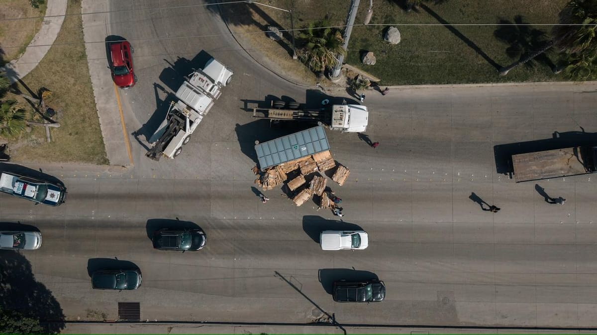 Pacas de cartón quedaron esparcidas sobre la vialidad tras el accidente registrado cerca de Plaza Pacífico durante la mañana de este martes. Foto: Border Zoom