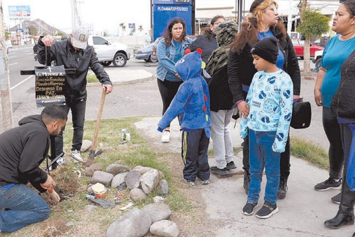 “Quiero justicia para mi hijo”, Familia de Eugenio Francisco, quien murió  en un accidente en moto, coloca cruz y ofrenda